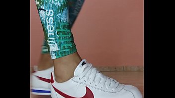 Cdzinha na pontinha du pé_ tirando seu nike cortez